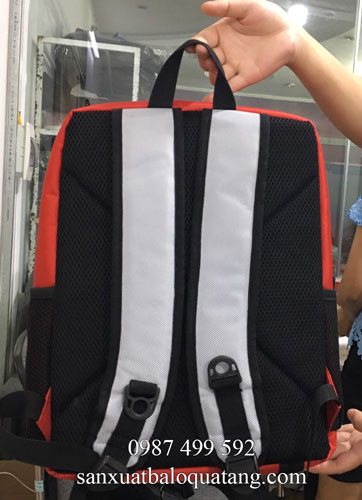 Mặt sau balo anh ngữ quà tặng