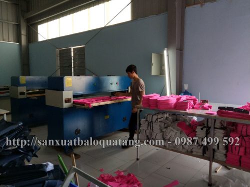 Công đoạn cắt vải may balo túi xách