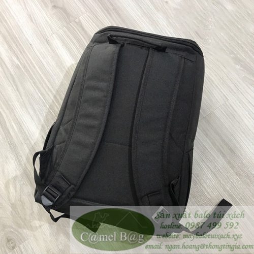 Mặt sau balo đựng laptop FPT Shop