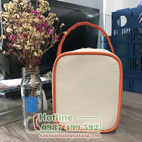 Mặt sau túi giữ nhiệt